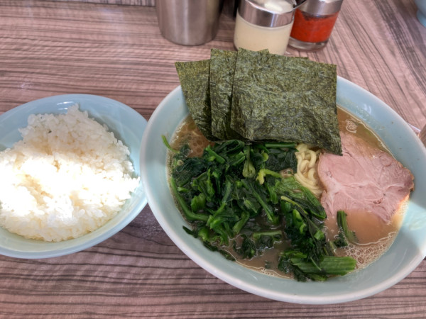 「ラーメン中+ほうれん草（950円）」@横浜ラーメン 武蔵家 武蔵境店の写真