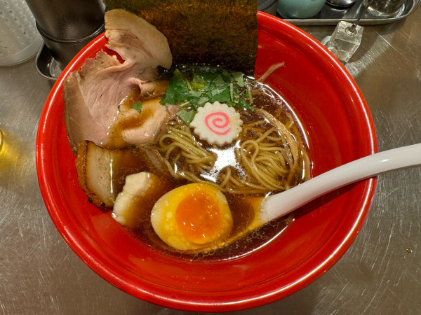 「しょうゆラーメン　890円」@立ち呑みとラーメン れんげの写真