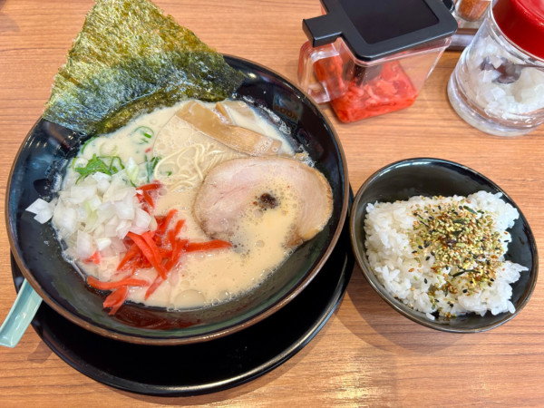 「博多豚骨ラーメン(850¥)」@横浜家系ラーメン 壱角家 小山雨ヶ谷店の写真