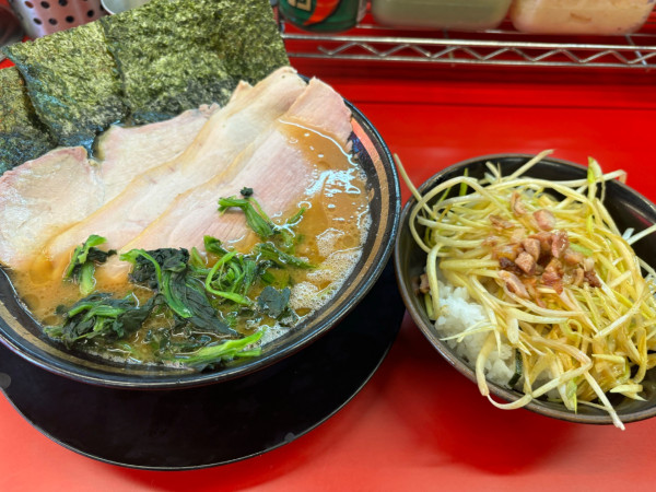 「チャーシューメン3枚　ネギ丼白」@柏 王道家の写真