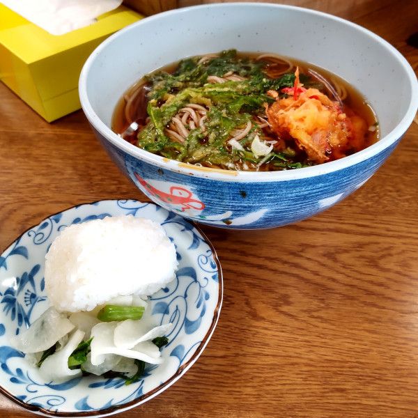 「春菊紅生姜天そば（￥450）＋塩むすび（サービス）」@立喰そば 大和の写真