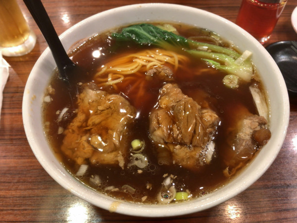 「豚軟骨煮込み麺（990円）」@中華料理 上海亭 梅島店の写真