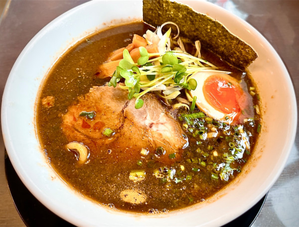 「こく旨黒ラーメン（1100円→CPで550円）」@ひのき食堂の写真