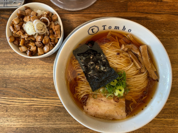 「醤油の旨味ソバ、ブタめし」@Tomboの写真