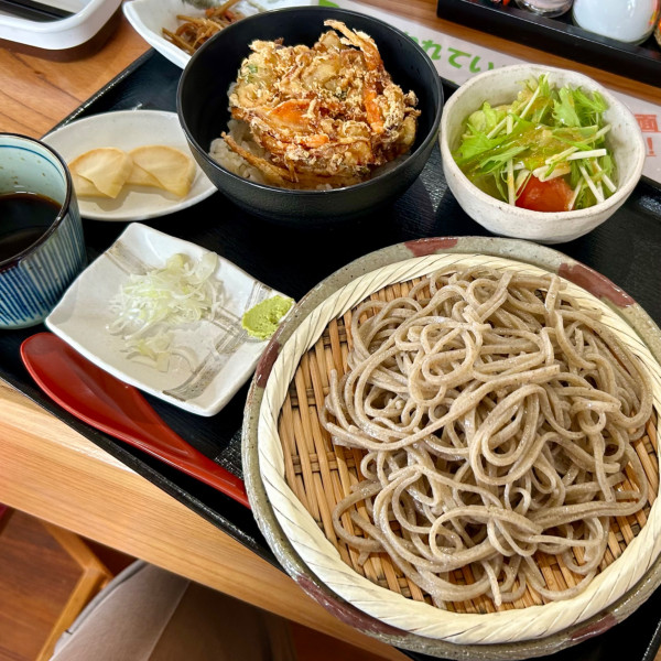 「Cランチ ミニ野菜かき揚げ丼とせいろ〈サラダ付き〉」@筑山亭 かすみの里の写真