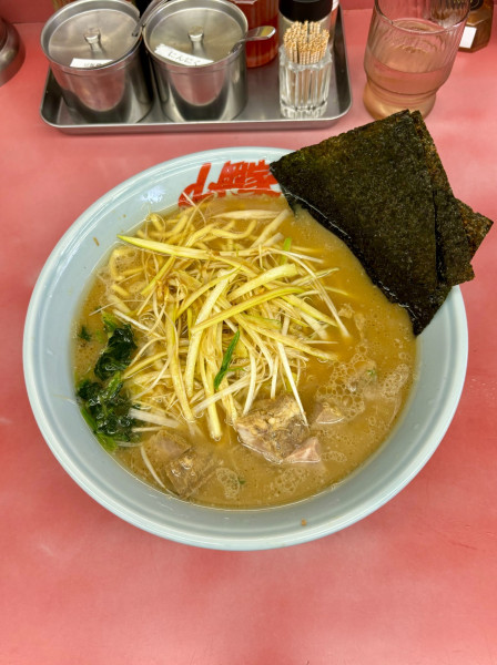 「醤油ネギラーメン中盛コロチャーシュー（840+140C）」@ラーメン山岡家 瑞穂店の写真
