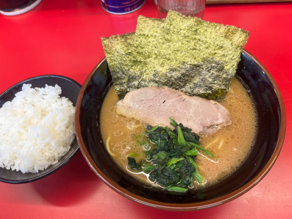 「ラーメン並　ライス」@横浜ラーメン 山本家の写真