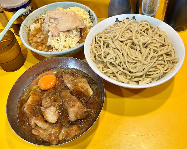 「大つけ麺熱盛り 限定トロブタ×3 生たまご」@ラーメン二郎 八王子野猿街道店2の写真