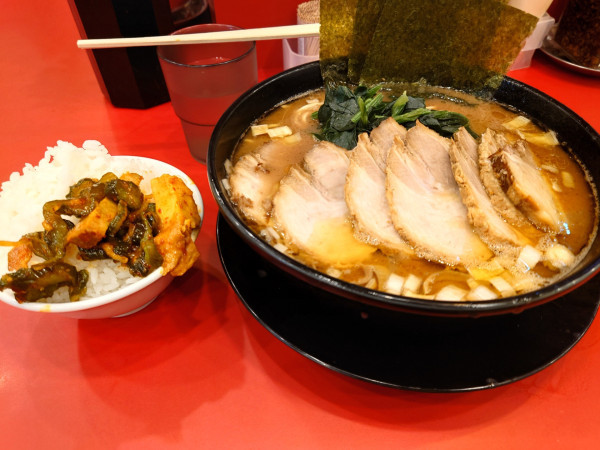 「煮豚チャーシュー麺中➕煮豚 ライス✖️3 硬め濃いめ多め」@大輝家直系 麺屋 旭の写真