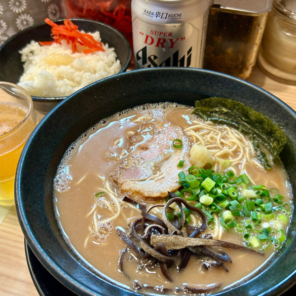 「らーめん（普通）＋サービスライス＋缶ビール」@九州とんこつらーめん ひらさわの写真