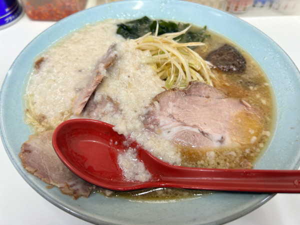 「ねぎチャーシュー麺(中)¥1060+背脂¥100」@◯つばき食堂の写真