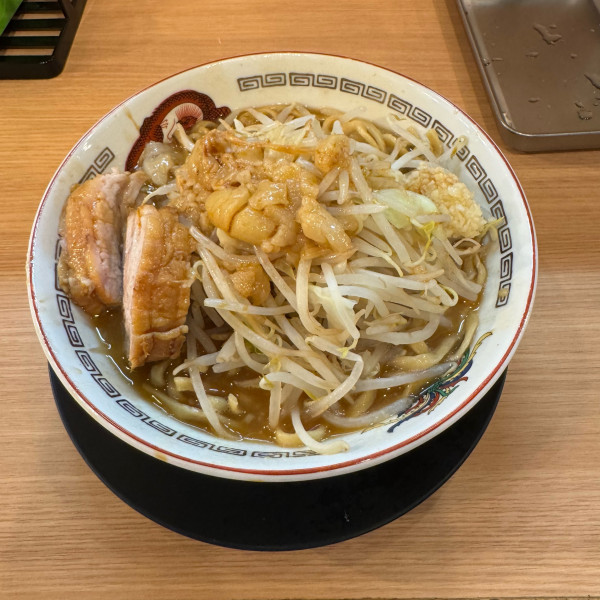 「【小ラーメン】ニンニク少なめ、アブラ、カラカラ」@豚山 栄店の写真