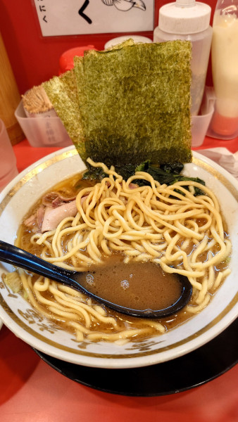 「ラーメン並＋ライス」@家系ラーメン 裏大輝家 青物横丁店の写真