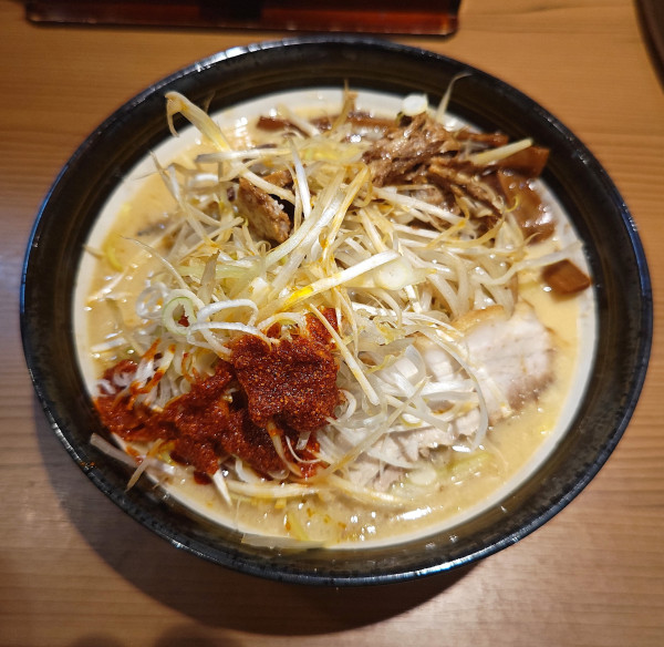 「辛味噌ネギらーめん+ライス」@いと井 東京ラーメン横丁店の写真