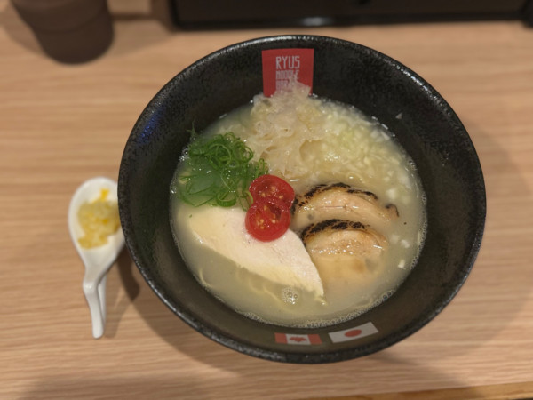 「鶏白湯ラーメン 塩 900円」@RYUS NOODLE BAR Tokyo Craftの写真