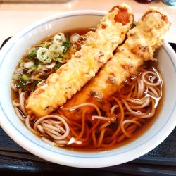 温かいかけそば（￥450）＋ちくわ天ニ辺（￥150）