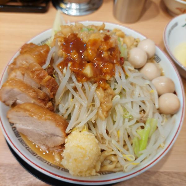 「味噌山 大ブタ+うずら+ブタかす脂+生卵」@豚山 五反田店の写真