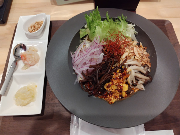 「ウマ辛汁なし担々麺　※ゆずオニオン、トマトサルサ、そばの実付」@noodle stand THREE P'Sの写真