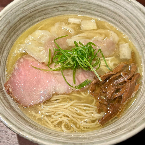 「らぁ麺 塩＋ワンタン２個」@らぁ麺 花筏の写真