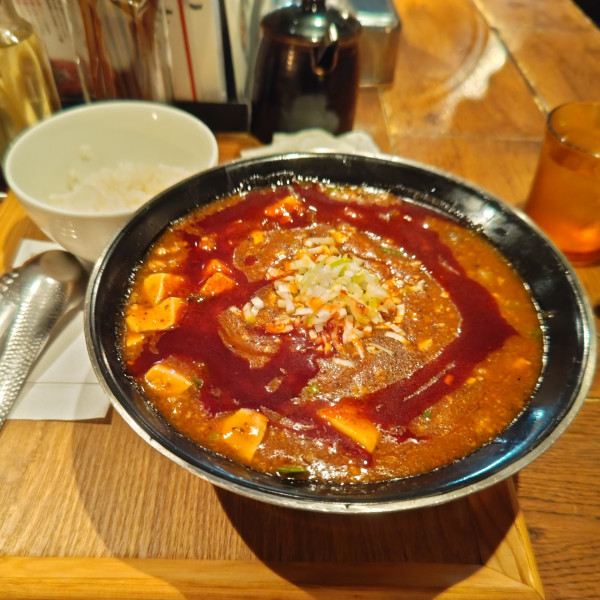 「全とろ麻婆麺(辛さ+2)+ライス(無料)」@新潟 三宝亭東京ラボ 中目黒店の写真