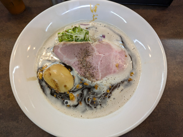 「豚骨黒白湯らぁめん(平打ち麺)＋味玉」@豚白湯らぁめん ばぶるの写真