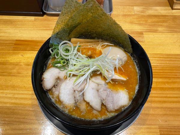 「旨辛ラーメン　特製　￥１３００」@鶏そば ぶんろくの写真
