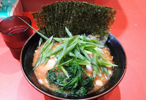「ラーメン(味濃いめ･麺硬め)+海苔･九条ねぎ」@横浜ラーメン斎藤家  日野店の写真