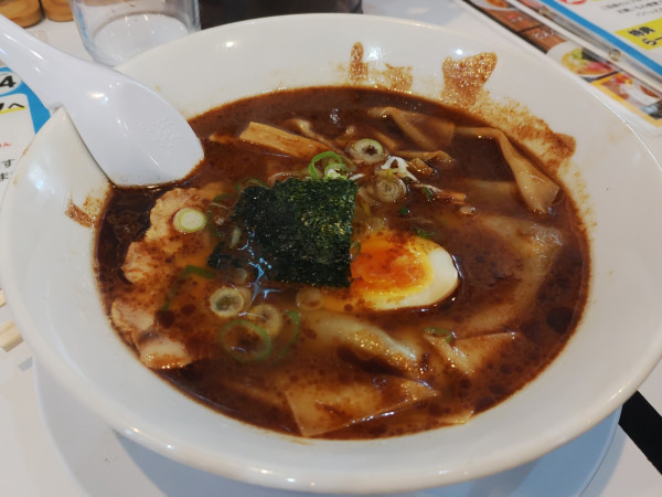 「煮干ワンタン 830円 焦がしにんにく（マー油）TP」@中華そば 煮干屋の写真