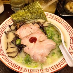 博多ラーメン　800円　替え玉一回無料。