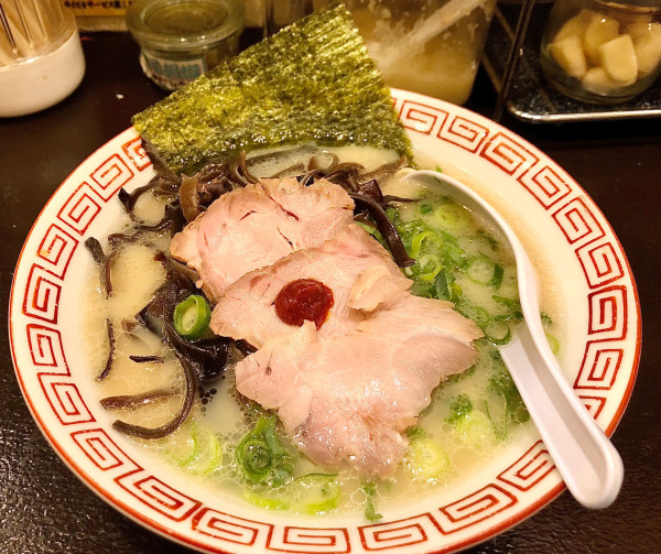 「博多ラーメン　800円　替え玉一回無料。」@博多ラーメン 替玉食堂 中央店の写真