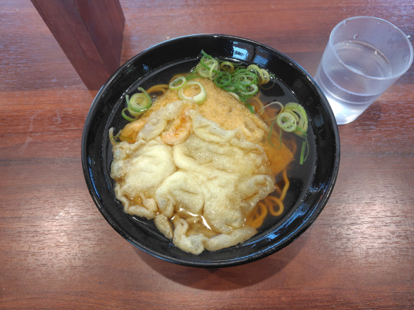 「天ぷらえきそば480円、きつね120円」@えきそば 姫路駅店の写真