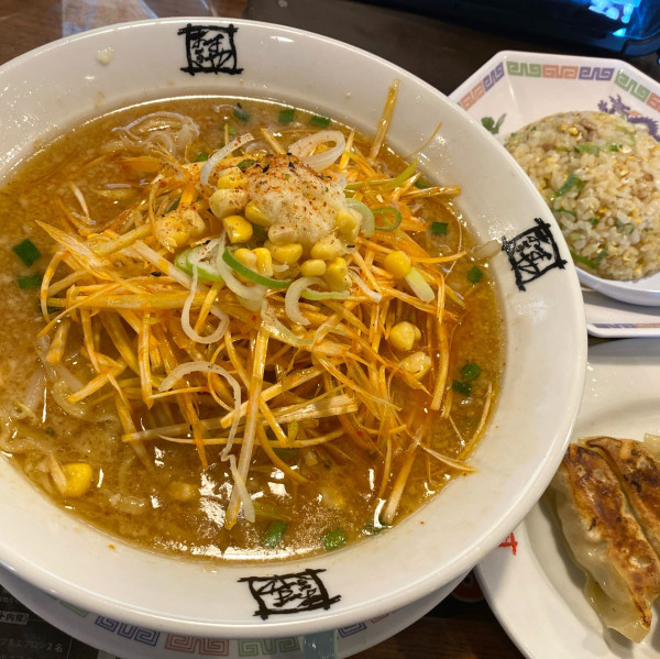 「ネギみそラーメン965円+ギョーザ半チャーハンセット600円」@おおぎやラーメン 新田店の写真