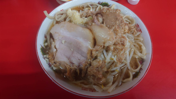 「ラーメン半分　生卵九条ネギｺｰﾙﾆﾝﾆｸｱﾌﾞﾗ」@ラーメン二郎 京都店の写真
