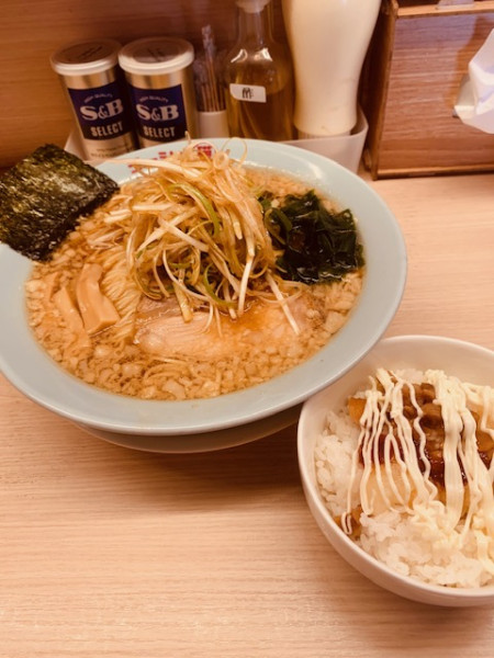 「ネギラーメン(醤油)980円 麺増し100円 ライスクーポン」@ラーショマルミャー 王子店の写真