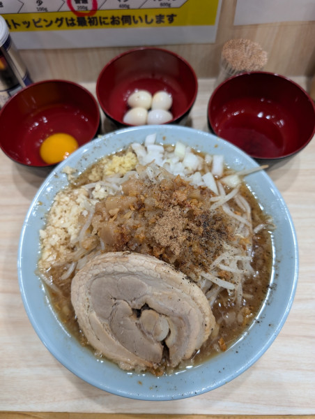 「らーめん小200g ＋生たまご＋半熟うずら＋自家製ラー油」@ラーメン天下の大将軍の写真