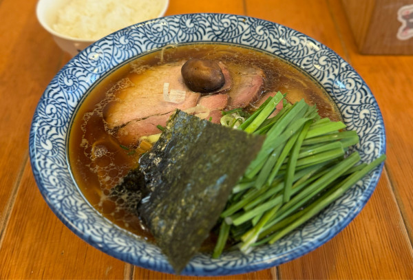 「【限定】カリフリちゃーしゅーめん5枚（醤油）細麺、にら、小ご飯」@らーめん森や。の写真