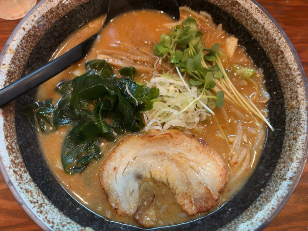 「北海道味噌ラーメン950円」@北海道らーめん 麺屋とみ吉の写真