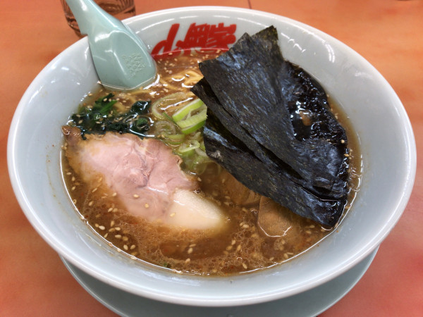 「味噌ラーメン(多め、濃いめ)+クーポンコロチャー 690円」@ラーメン山岡家 さいたま宮前店の写真