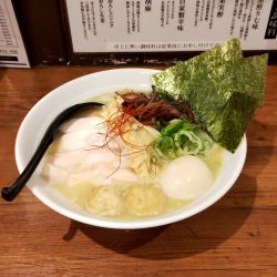 濃厚鶏白湯特製そば1050円+大盛100円