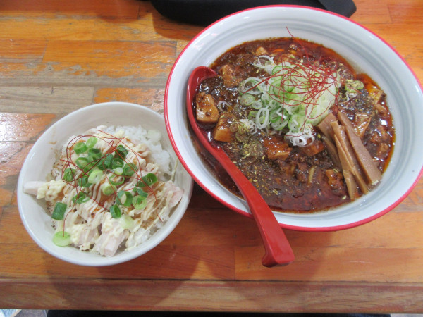 「限定　四川風汁なし麻婆麺（９５０円）＋鶏マヨ丼３００円」@麺屋 むじゃきの写真