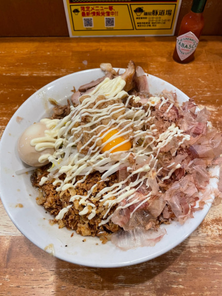 「まぜそば　野菜マシマシ　煮卵トッピング」@麺屋豚道場の写真