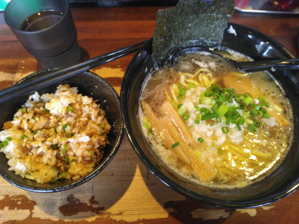 「鶏白湯ラーメン900円(ランチサービスチャーシュー丼)」@麺屋 よじむの写真