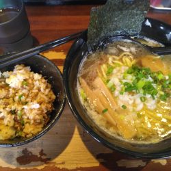 鶏白湯ラーメン900円(ランチサービスチャーシュー丼)