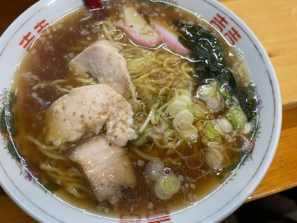 「正油ラーメン600円（＋手巻き寿司２本200円）」@綱寿司の写真