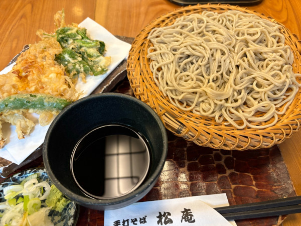 「季節の天ぷらそば1250円」@手打そば 松庵の写真