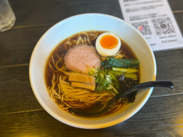 「地鶏清湯煮干し醤油中華そば 1300円＋味玉1/2コ100円」@笊の写真