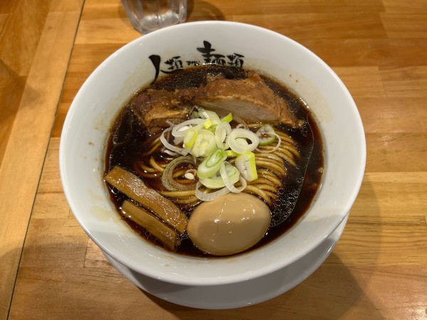 「濃い醤油の方、厚切りチャーシュー、煮卵」@人類みな麺類の写真