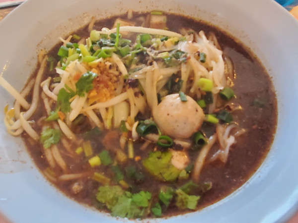 「ナムトック ラーメン(豚の血入りラーメン)」@たくたいタイキッチンの写真