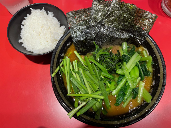 「ラーメン、生ニラ、小松菜」@環2家 蒲田店の写真