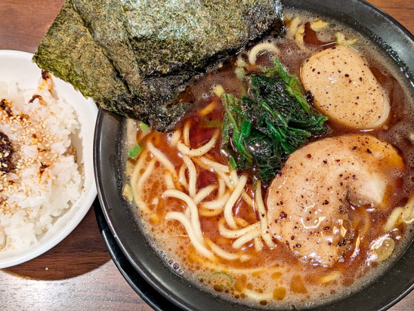 「焦がしニンニクラーメン＋味玉」@麺家 徳 アトレ川崎店の写真